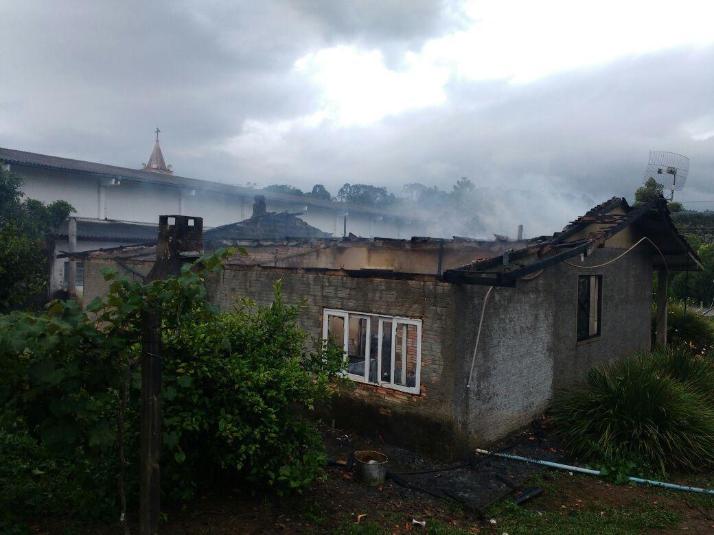 Incêndio destrói residência em Imbuia 