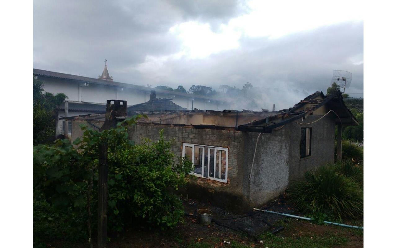 Incêndio destrói residência em Imbuia 