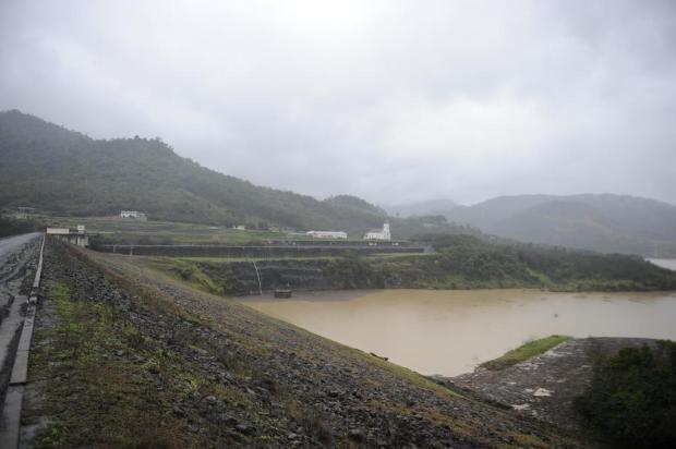Índios impedem entrada de técnicos da Defesa Civil na barragem de José Boiteux 