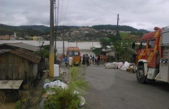 Jovem de 21 anos se afoga após canoa virar em bairro alagado de Rio do Sul