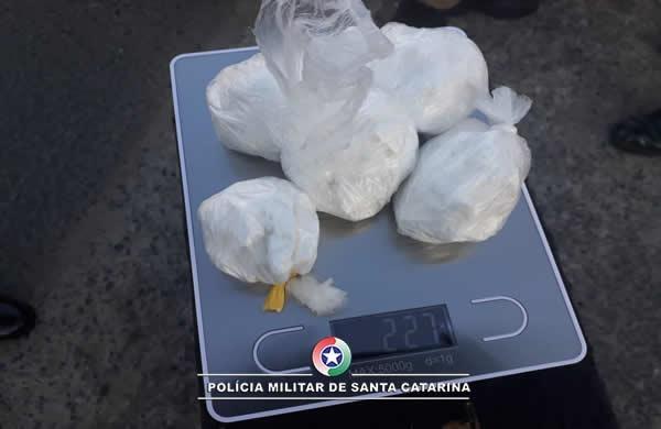 Jovens de Ituporanga são presos por tráfico de drogas em Rio do Sul