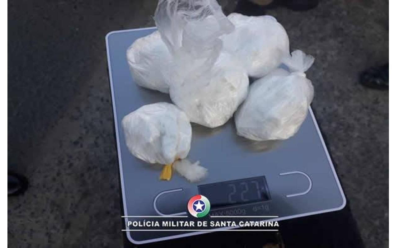 Jovens de Ituporanga são presos por tráfico de drogas em Rio do Sul