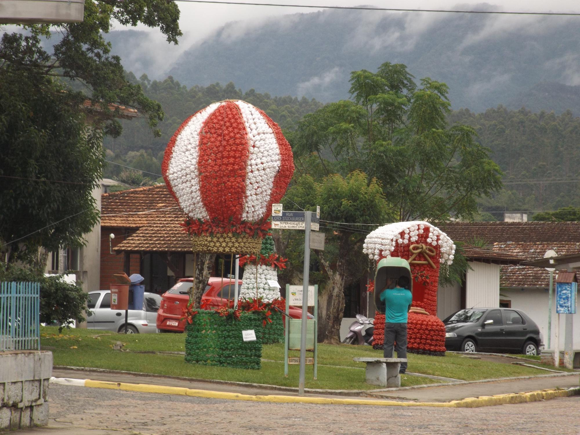 Mais de 20 mil garrafas pet foram arrecadas em Petrolândia para confecção da decoração de Natal