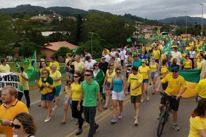 Mais de 3 mil pessoas participam de protesto em Rio do Sul, no Alto Vale 