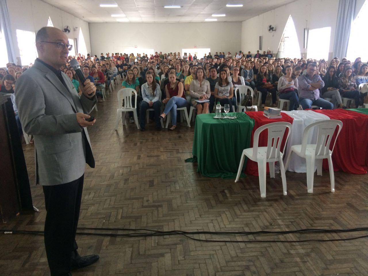 Mais de 500 professores participam de palestra com enfoque em transtornos de aprendizagem
