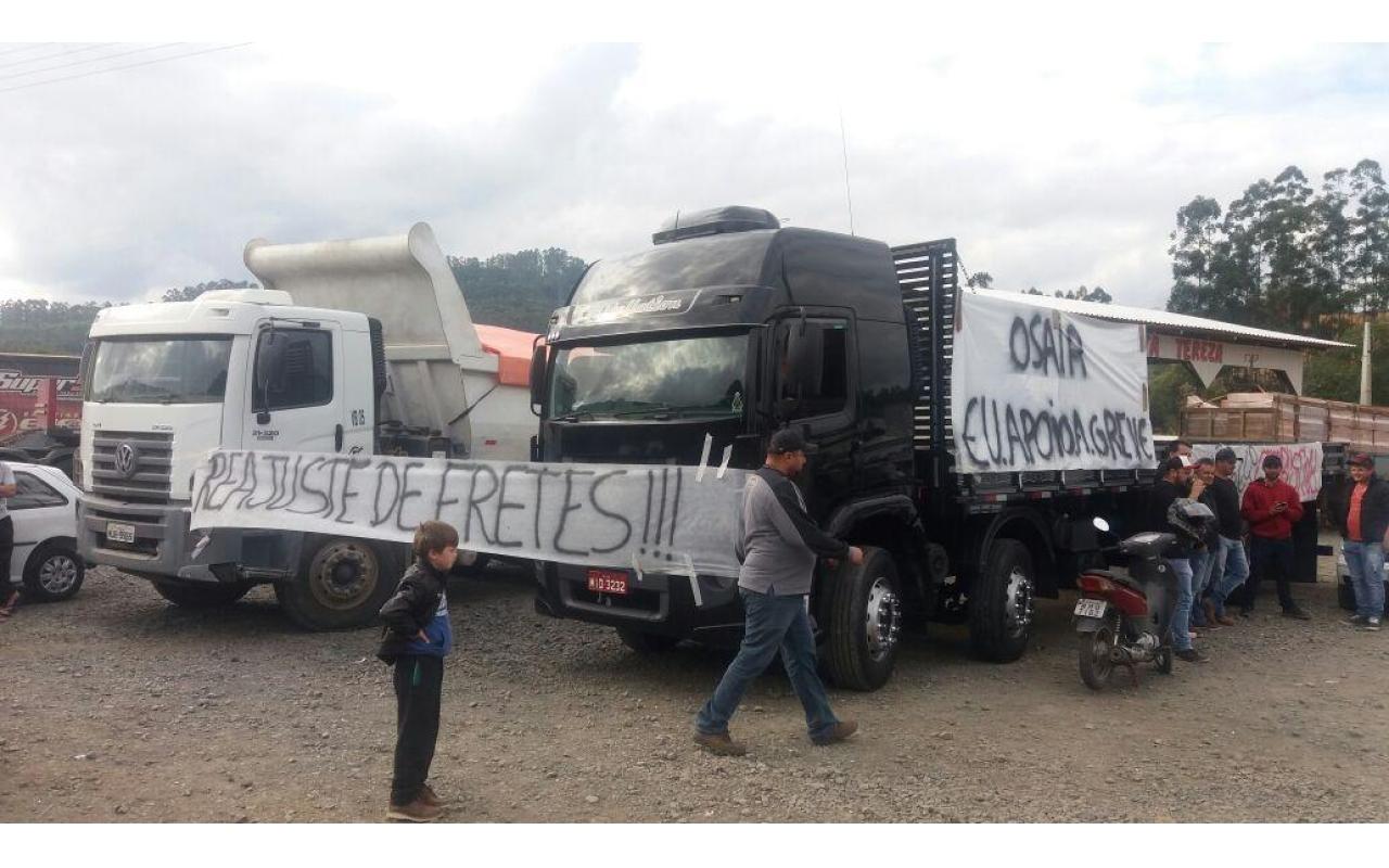 Manifestação: Caminhoneiros e agricultores da Região da Cebola mantém mobilização na SC-350, em Aurora