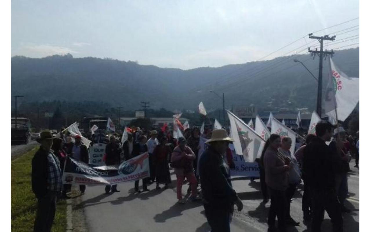 Manifestantes interditam a BR-470, em Rio do Sul, contra reforma trabalhista 