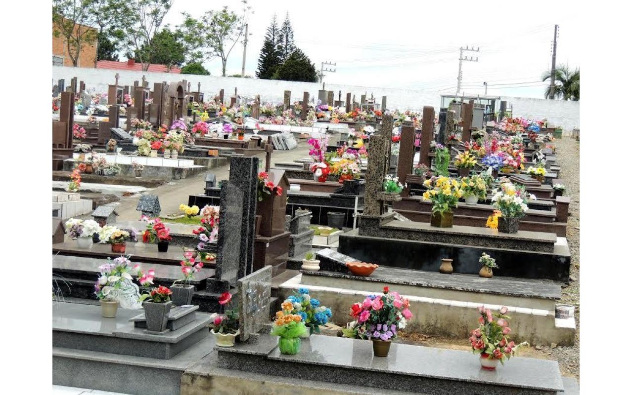 Mesmo com tempo instável os cemitérios de Ituporanga tiveram movimentação intensa nesta manhã de segunda-feira
