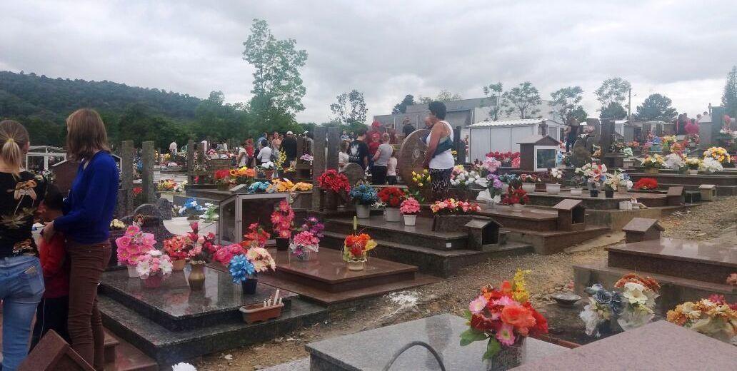 Milhares de pessoas visitam o cemitério municipal de Ituporanga