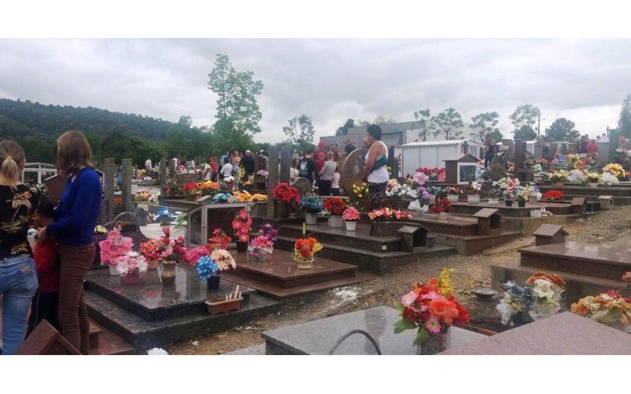 Milhares de pessoas visitam o cemitério municipal de Ituporanga