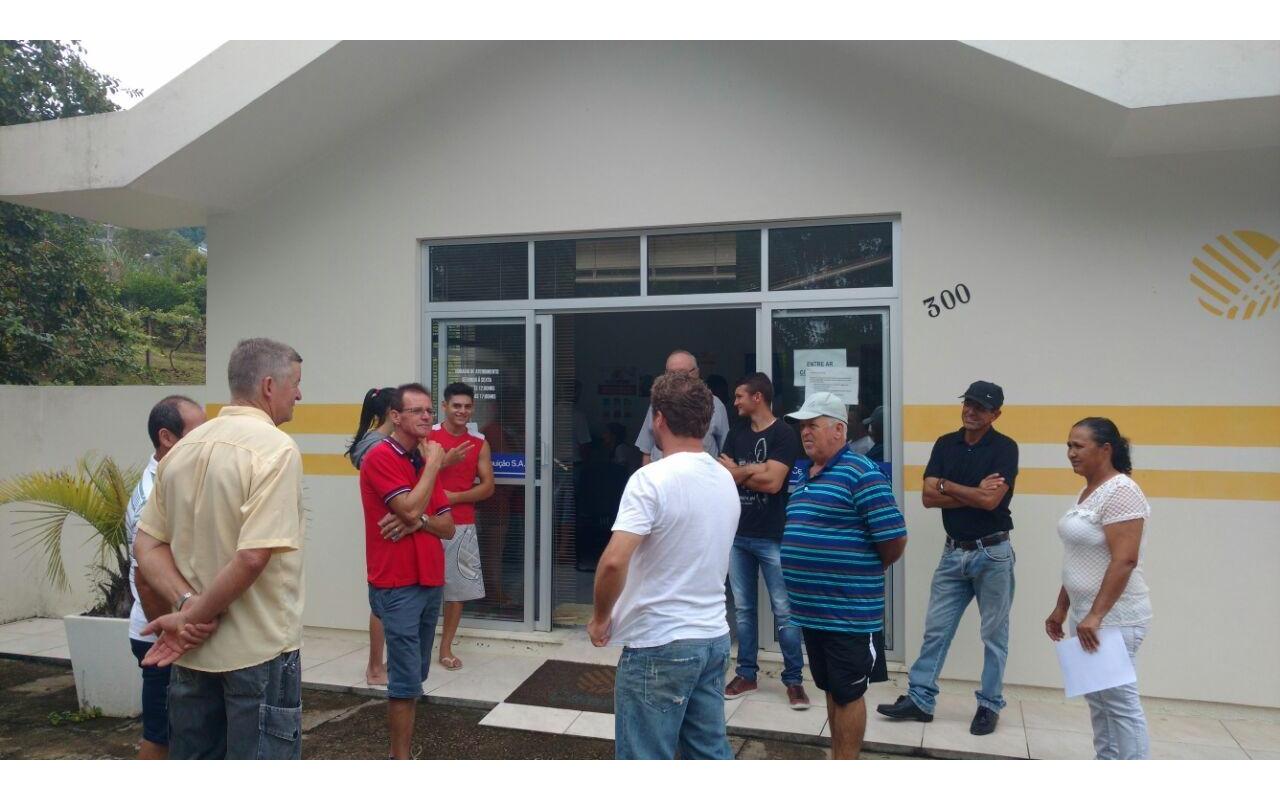 Moradores de Rio Bonito fazem manifesto em frente à Celesc de Ituporanga