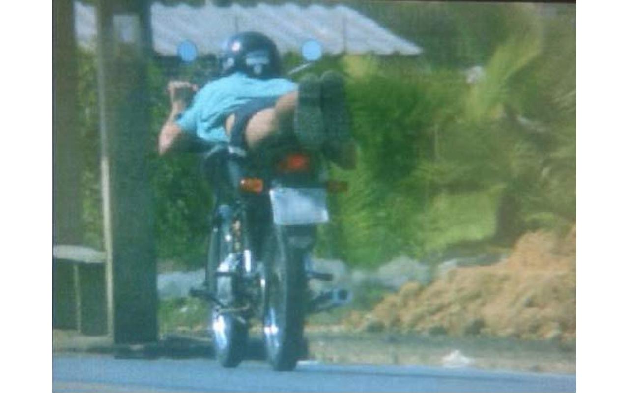 Motociclista é flagrado na BR-470 deitado na moto a 116 km/hora