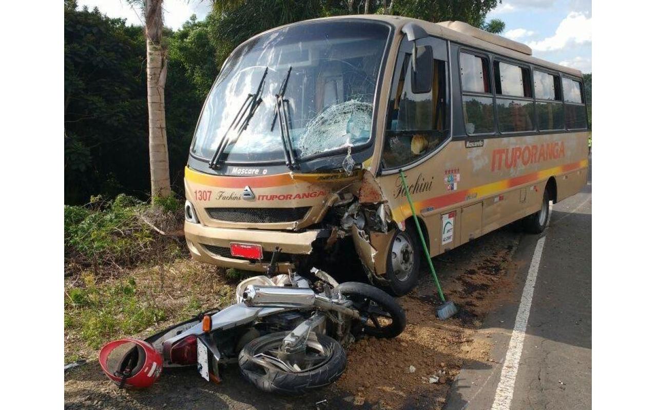 Motociclista morre ao colidir contra micro-ônibus em Ituporanga