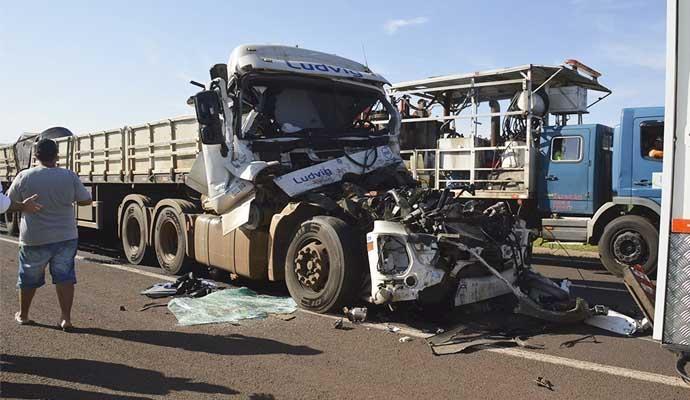 Motorista de Ituporanga morre em acidente entre duas carretas em São Paulo 
