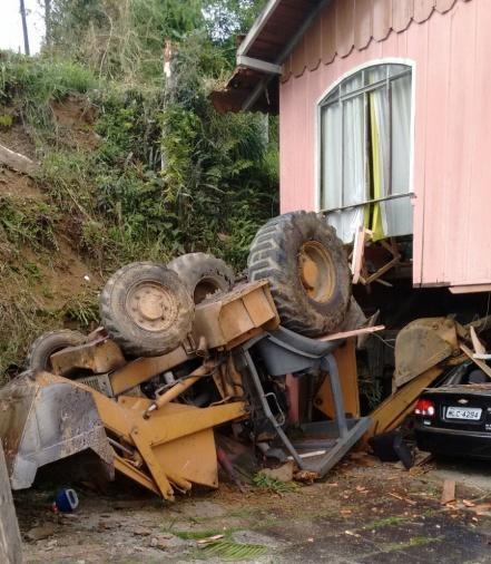 Motorista de retroescavadeira perde o controle e máquina atinge casa, em Rio do Sul 