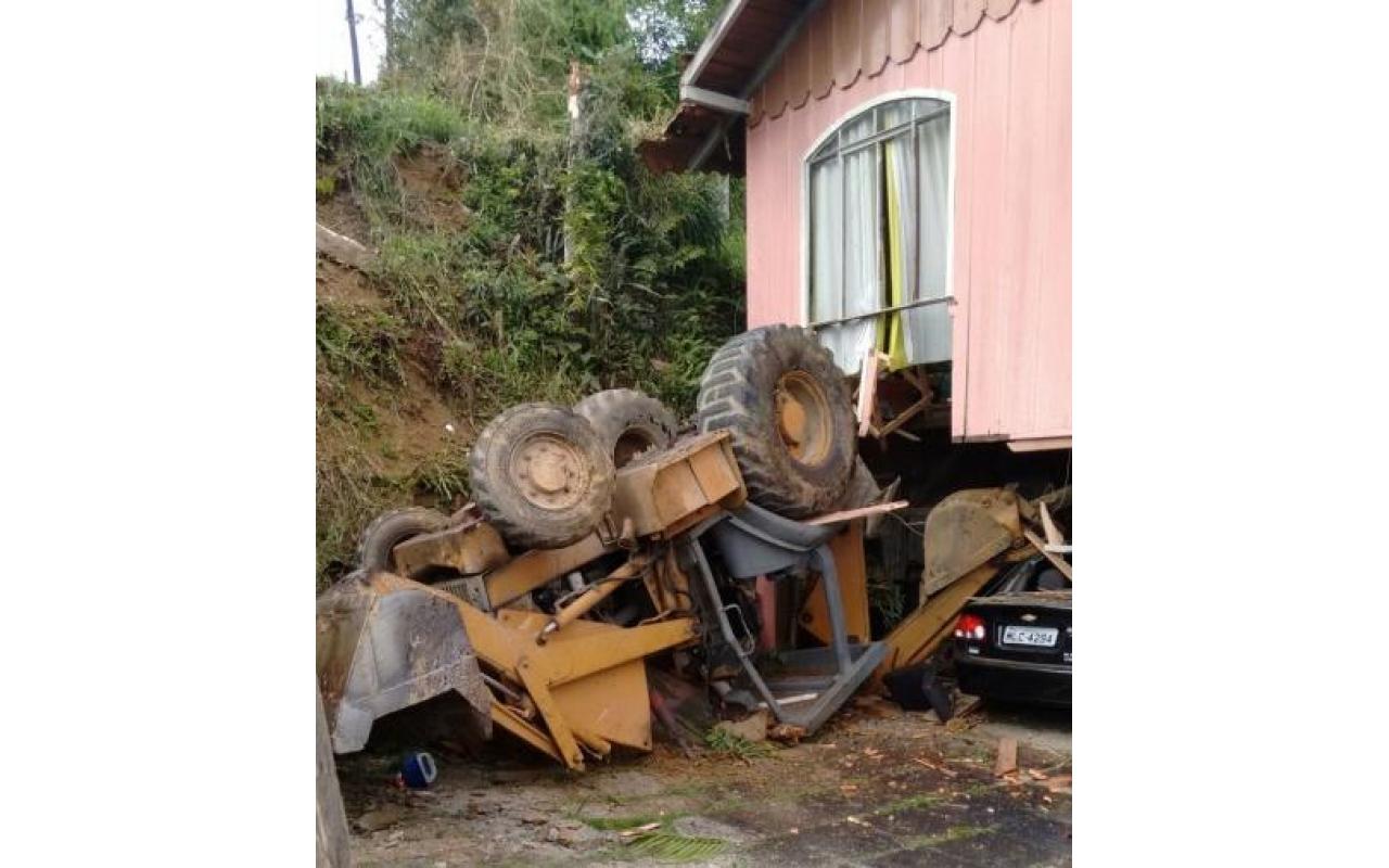 Motorista de retroescavadeira perde o controle e máquina atinge casa, em Rio do Sul 