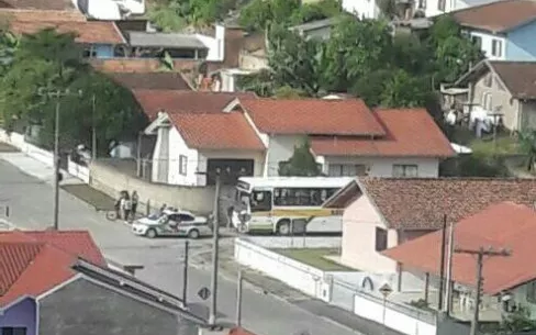 Motorista embriago transportando alunos é preso em Taió