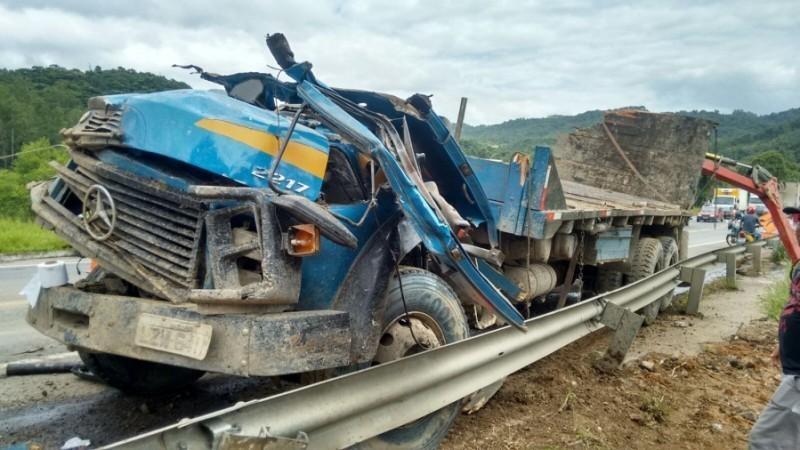 Motorista fica ferido após caminhão tombar na BR 470, em Ibirama 