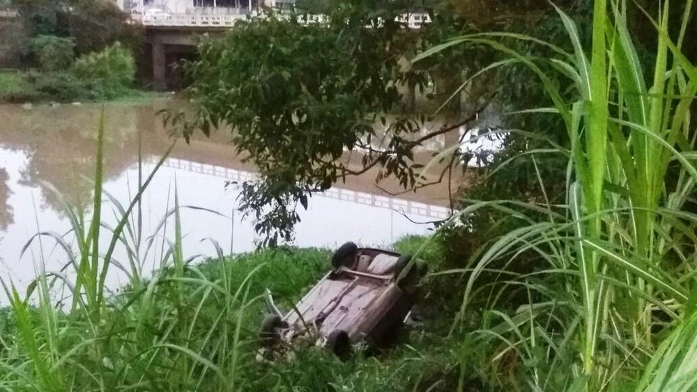 Motorista foge após carro capotar e cair na margem de rio em Ibirama 