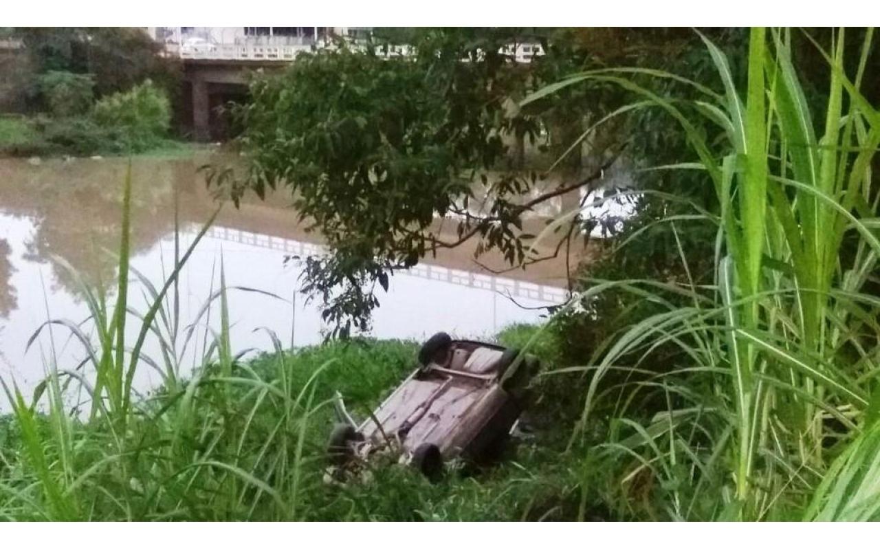 Motorista foge após carro capotar e cair na margem de rio em Ibirama 