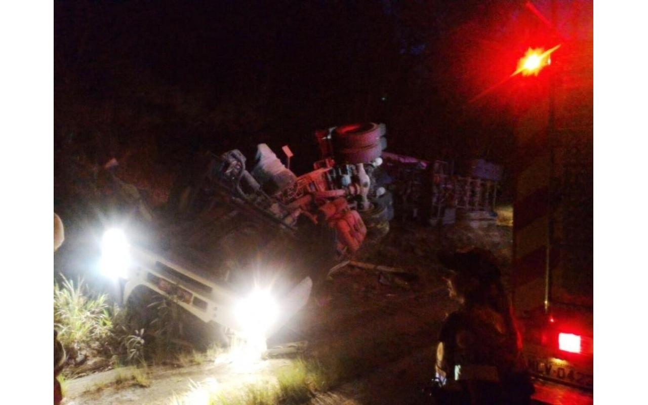 Motorista morre após caminhão tombar em Ituporanga