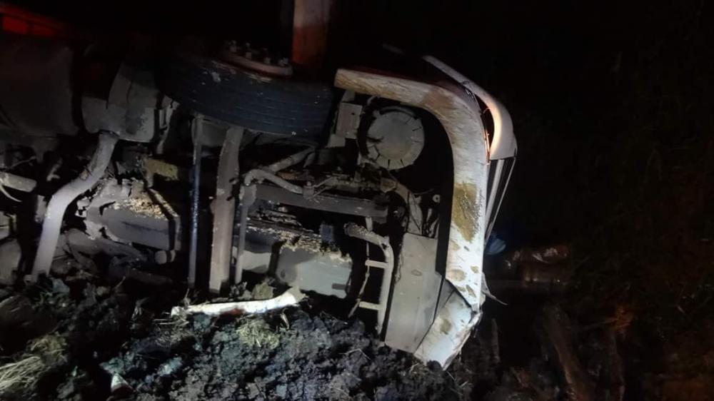 Motorista morre após carreta tombar na BR-470 em Pouso Redondo  