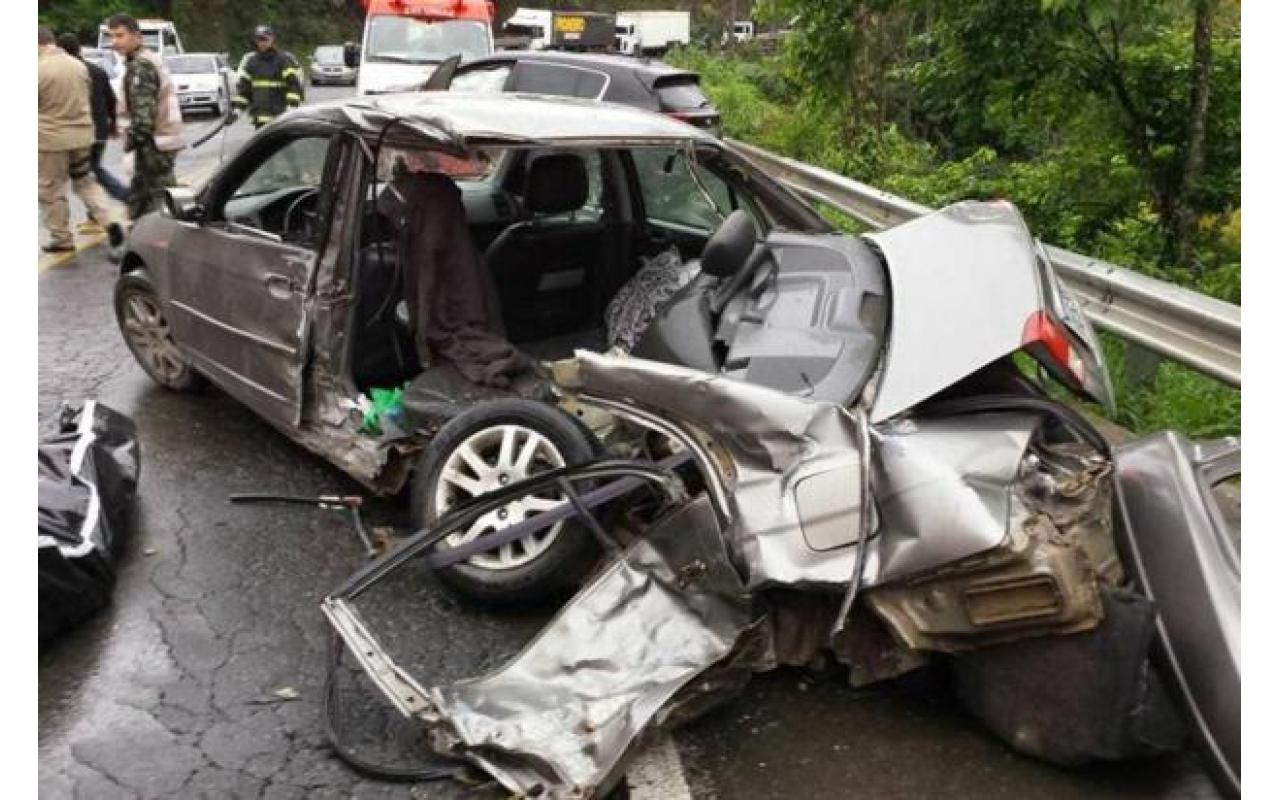Mulher morre e quatro pessoas ficam feridas em acidente com motorista embriagado na BR-470 em Rio do Sul