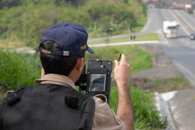 Novo equipamento vai auxiliar policiais na fiscalização dos veículos que trafegam pela BR-470