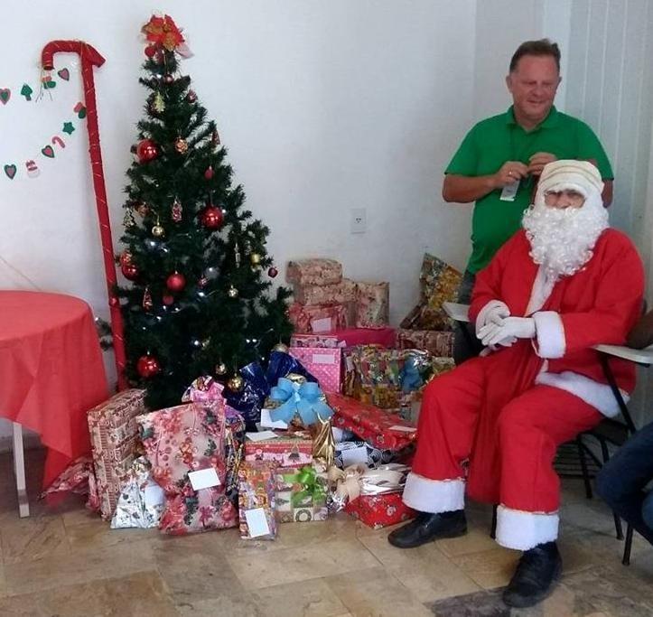 Núcleo de Jovens Empreendedores de Ituporanga faz entrega de presentes para crianças carentes
