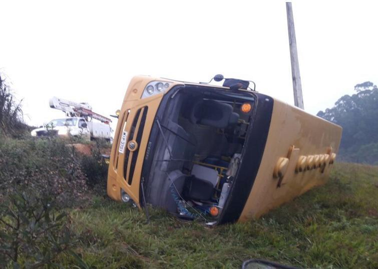 Ônibus escolar tomba no interior de Taió 