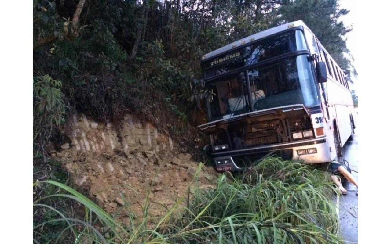 Ônibus sai da pista e colide em barranco na rodovia entre Agrolândia e Atalanta