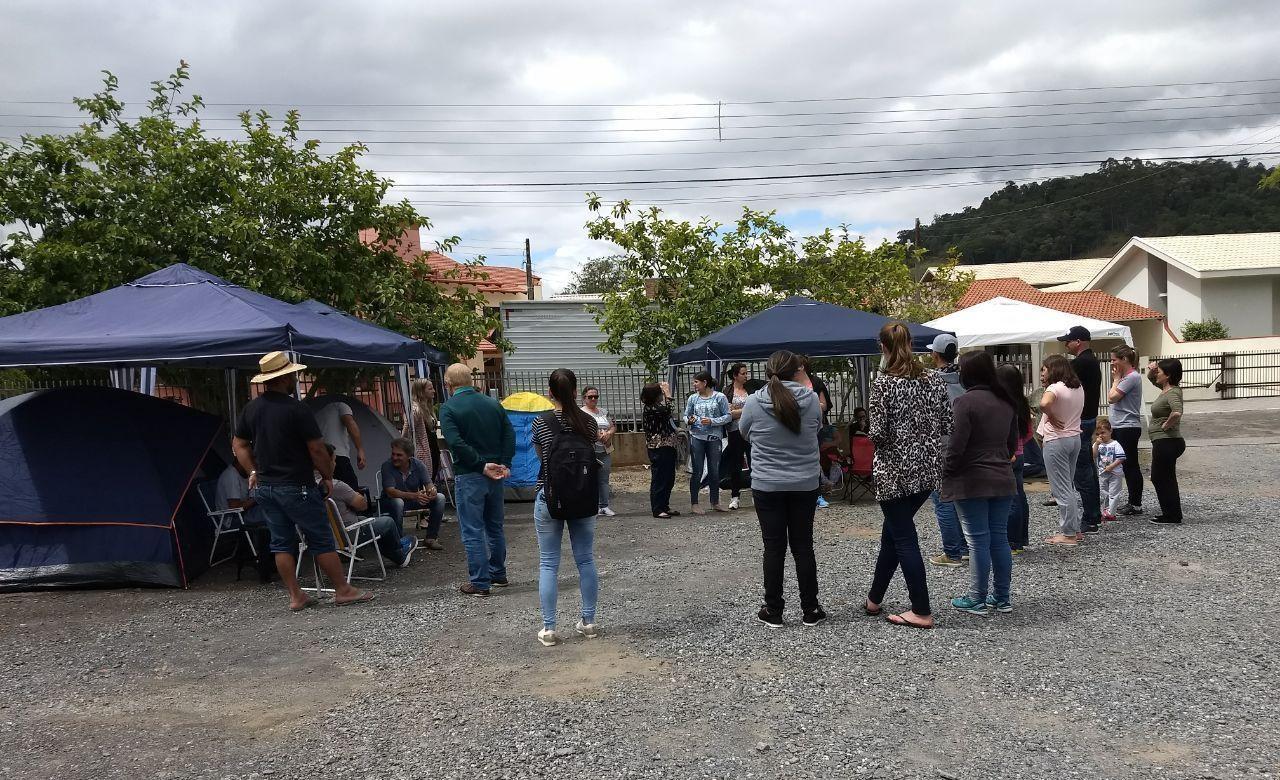 Pais enfrentam filas e acampam em frente aos educandários para garantir matrículas na rede municipal de ensino de Ituporanga