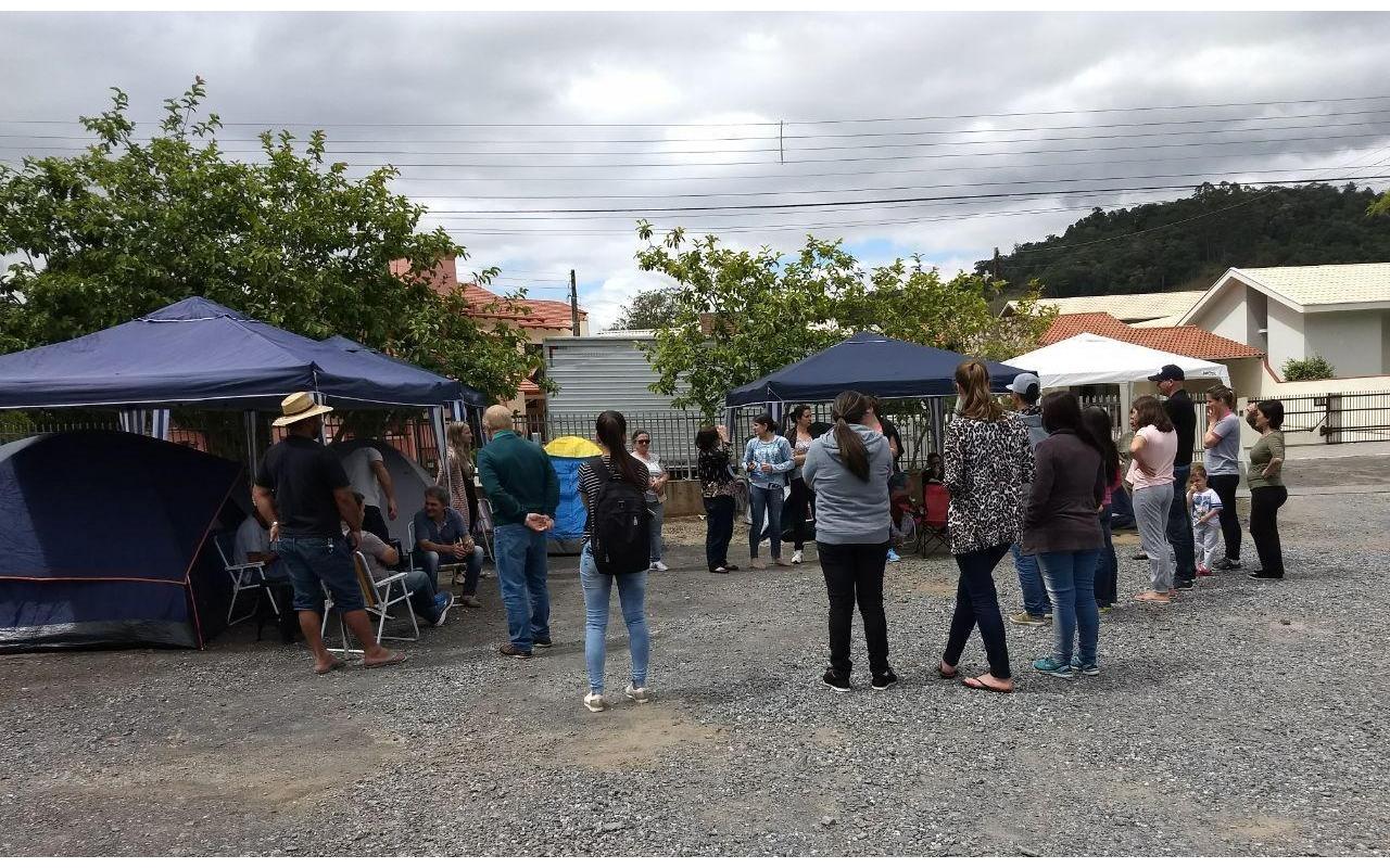Pais enfrentam filas e acampam em frente aos educandários para garantir matrículas na rede municipal de ensino de Ituporanga