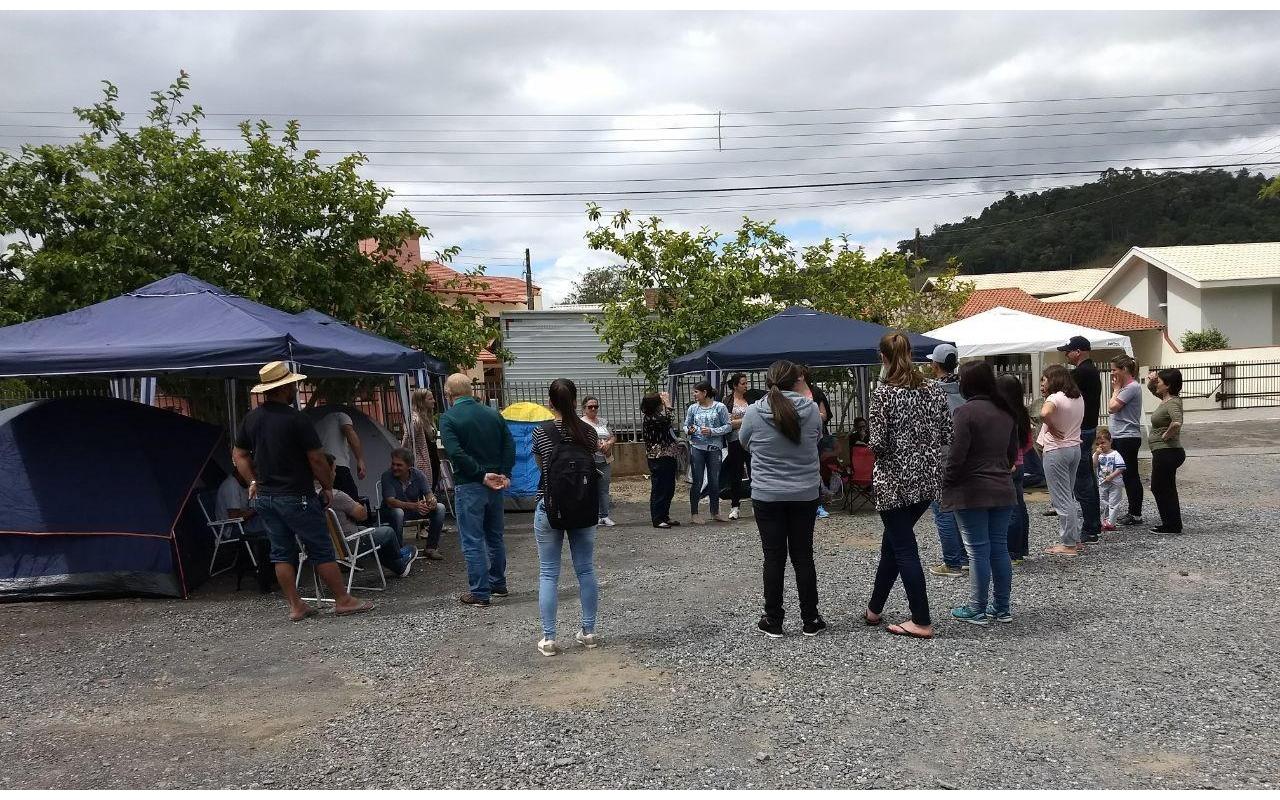Pais já estão acampados aguardando vagas no Centro Educacional Bom Pastor, em Ituporanga
