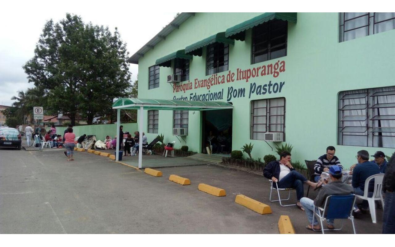 Pais seguem acampados para garantir vagas no Centro Educacional Bom Pastor em Ituporanga