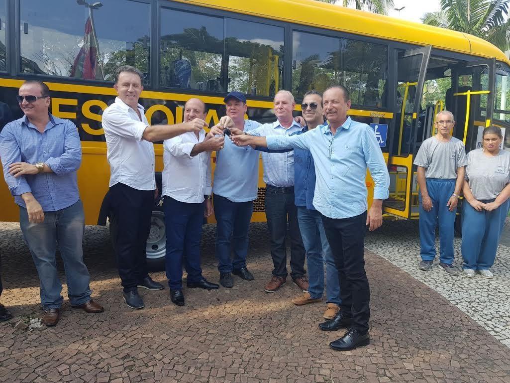 Peninha destina veículos para atender alunos da APAE em 27 municípios 