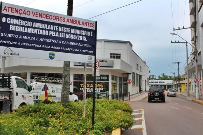 Placas nos acessos de Rio do Sul orientam vendedores ambulantes