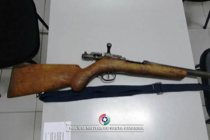 PM apreende arma de fogo em cumprimento de mandado de prisão, em Aurora  