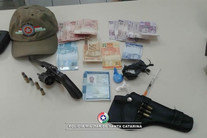 PM apreende arma, droga e munições em Ituporanga