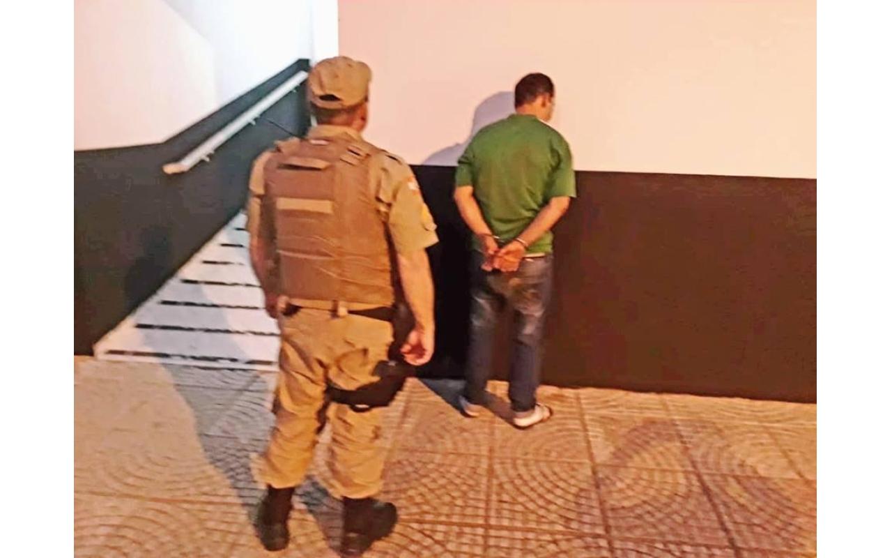 Polícia Militar em flagrante autor de estupro e roubo em Rio do Sul