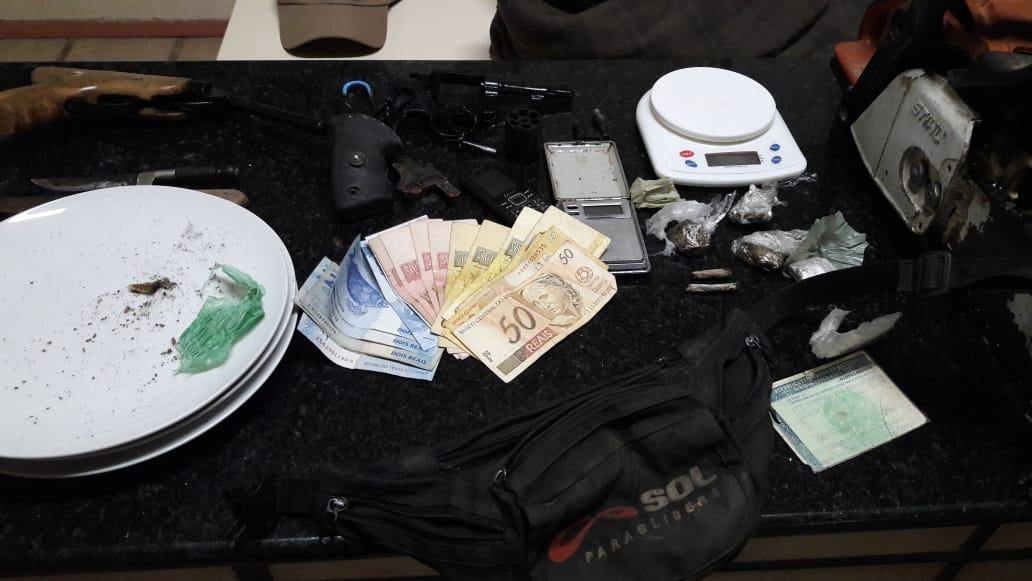 Polícia prende casal e apreende armas e drogas em Alfredo Wagner