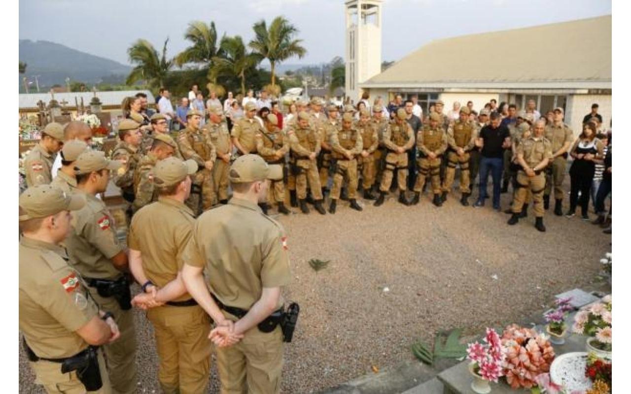 Policiais e bombeiros prestam homenagens ao PM morto em Guabiruba