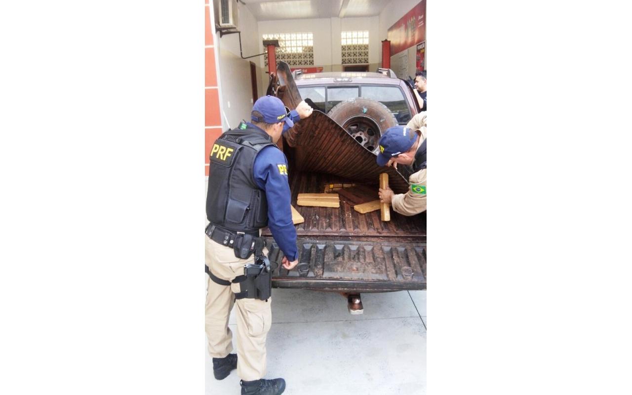 Policiais encontram 90 quilos de maconha escondidos em fundo falso de caminhonete em Alfredo Wagner  