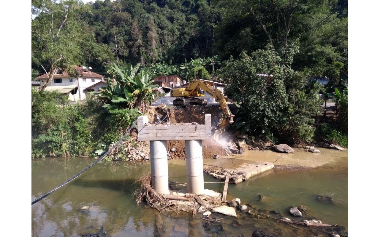 Ponte é demolida em Vidal Ramos