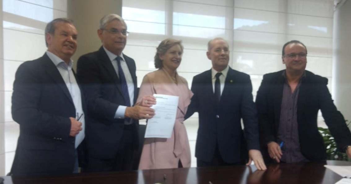 Prefeita de Chapadão do Lageado comemora assinatura de convênios ara o município
