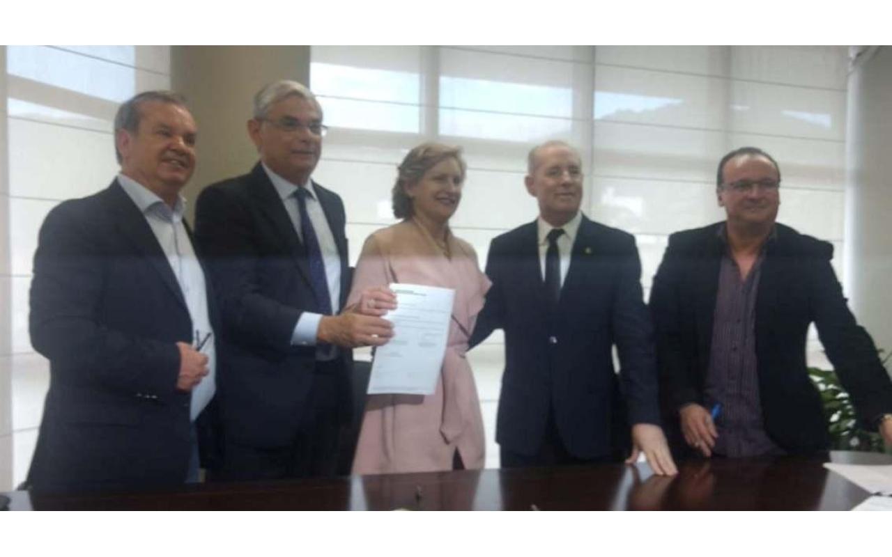 Prefeita de Chapadão do Lageado comemora assinatura de convênios ara o município