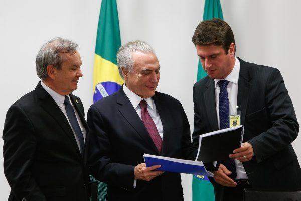 Prefeito de Rio do Sul José Thomé foi a Brasília e entregou ao Presidente Michel Temer demandas do município depois das cheias