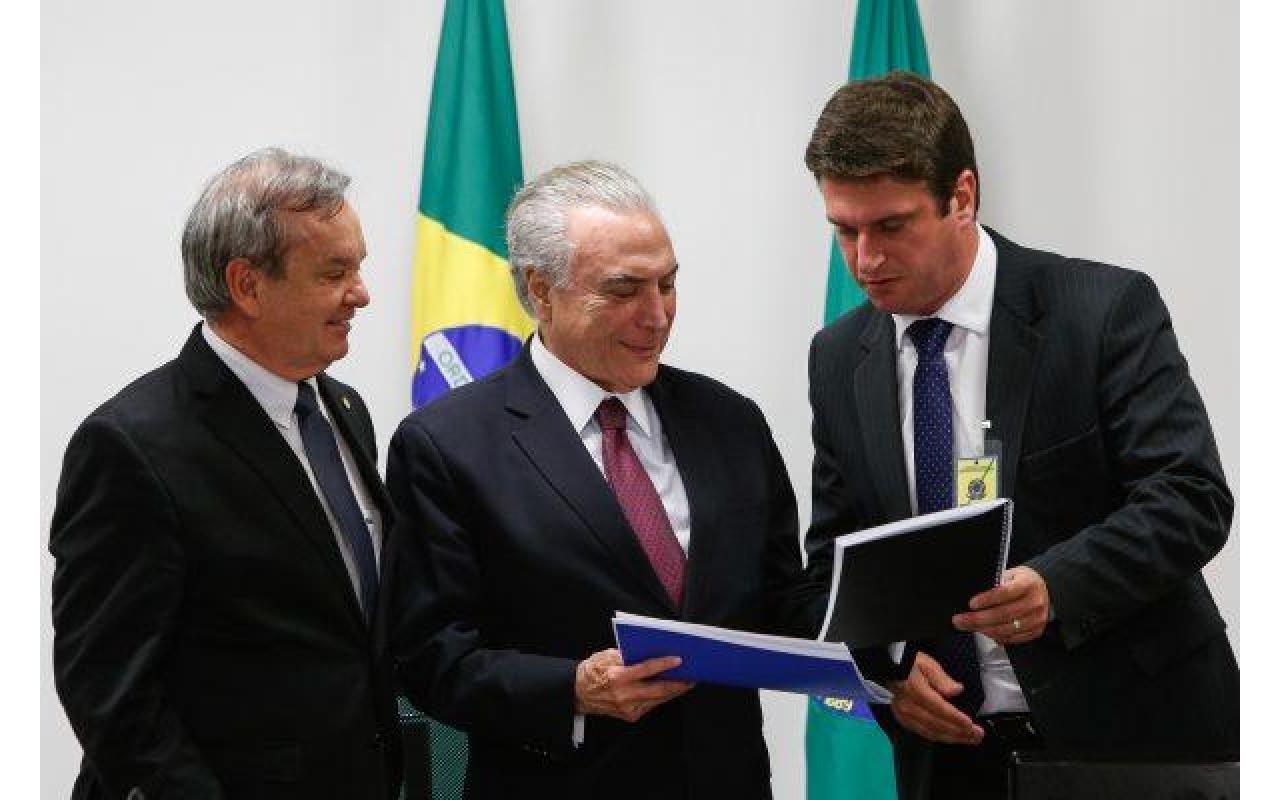 Prefeito de Rio do Sul José Thomé foi a Brasília e entregou ao Presidente Michel Temer demandas do município depois das cheias