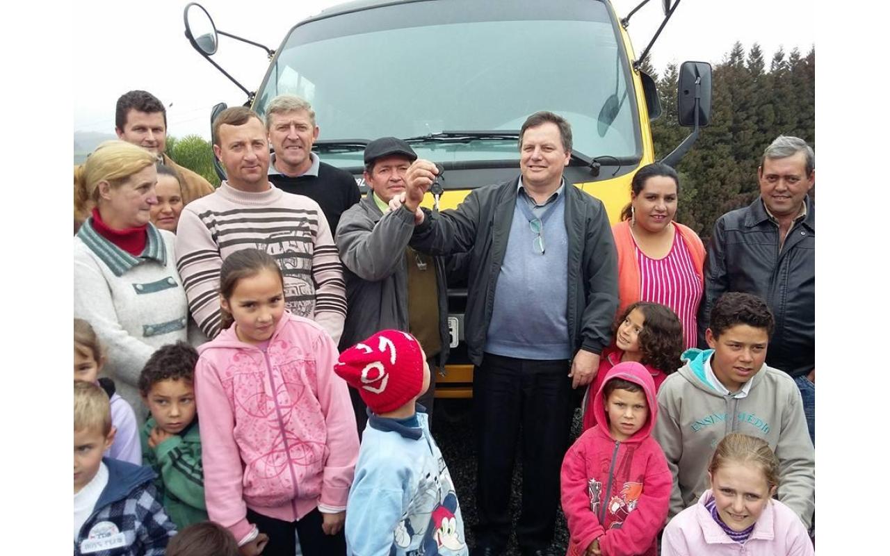 Prefeito de Vidal Ramos entrega ônibus escolar a Fazenda Rio Bonito 