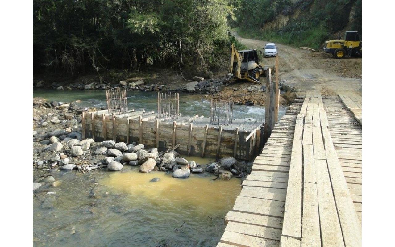 Prefeitura de Vidal Ramos trabalha na construção da ponte na comunidade de Indaialzinho